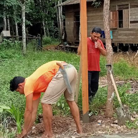 Pemasangan Tiang serta Lampu Penerangan disepanjang jalan desa mangkalawat