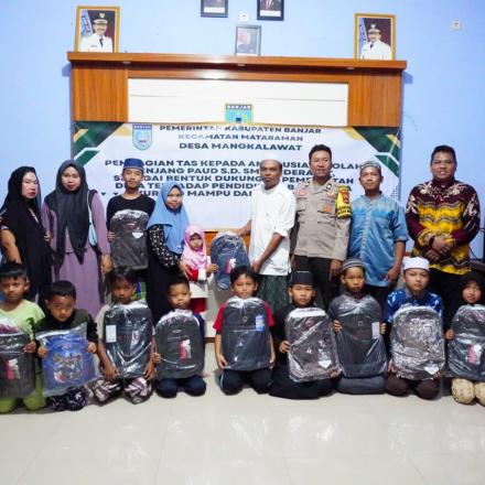 Pemerintah Desa Mangkalawat Bagikan tas untuk anak-anak yang bersekolah dari Paud,SD,SMP sampai SMA