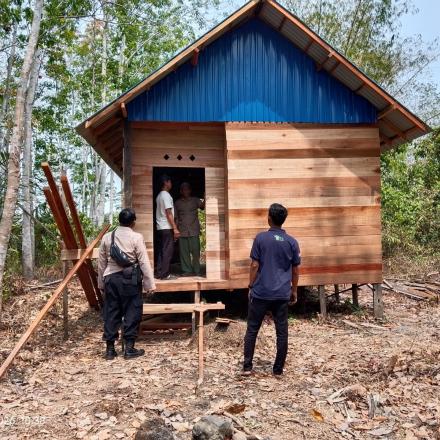 Bantuan dari Dinas dalam Program RTLH (Rumah Tidak Layak Huni) kepada Warga Desa Mangkalawat 