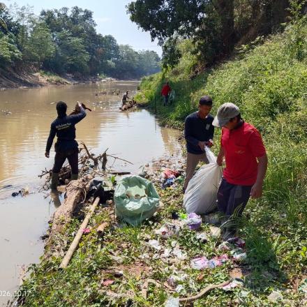 Kegiatan Jumat Bersih: Gotong Royong Pembersihan Bantaran Sungai Desa Mangkalawat