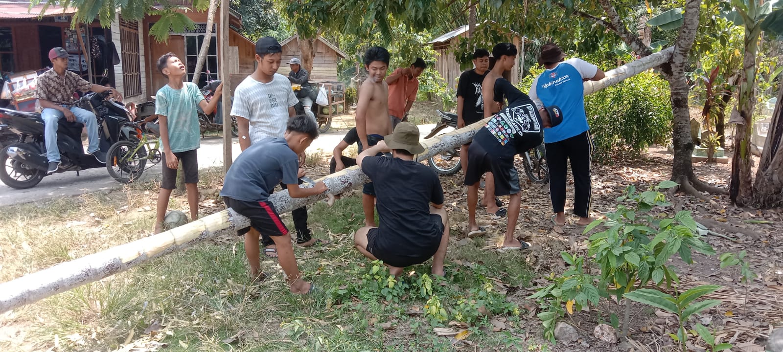 Kegiatan Gotong Royong Warga Masyarakat untuk  Persiapan Panjat Pinang Dalam Rangka Hari Kemerdekaan