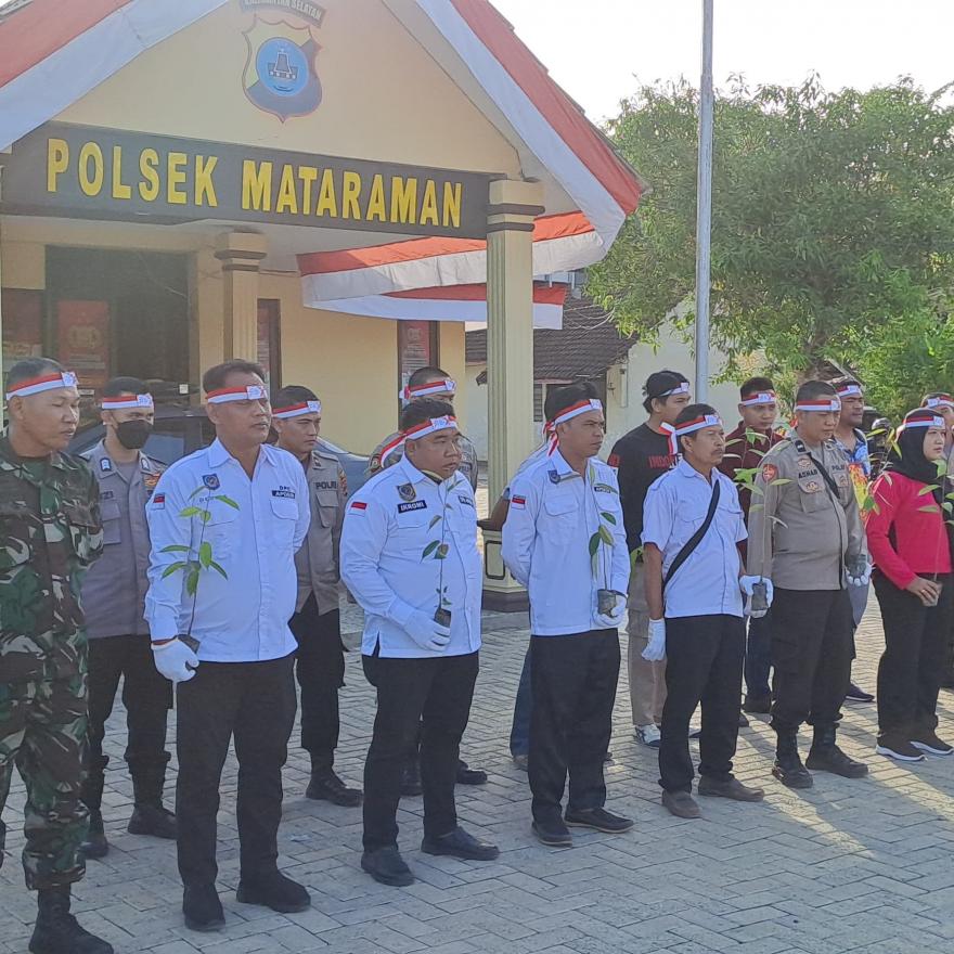 Pambakal Desa Mangkalawat Mengikuti Bakti Sosial  Penanaman Pohon 