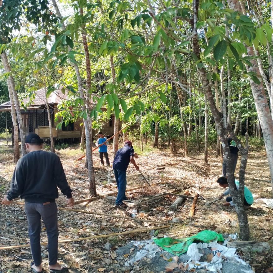 Pemerintah Desa Mangkalawat Melaksanakan Jum'at Bersih 