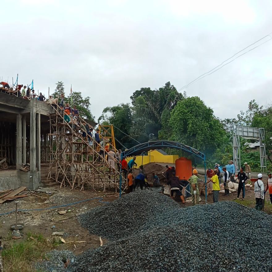 Gotong Royong bersama warga Mangkalawat dalam pengecoran Dag Atap Tahap Ke 2 Musholla Ishlahul Ummah