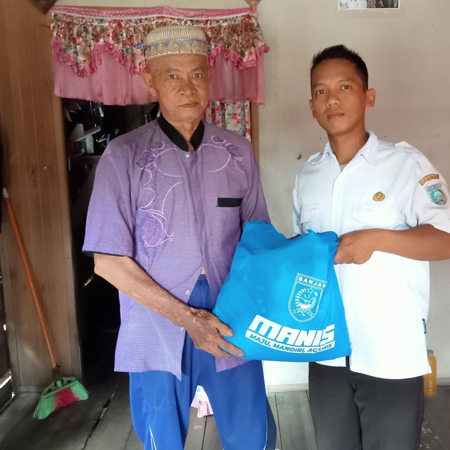 PemDes Mangkalawat Bagikan Bantuan Sembako Untuk Lansia 