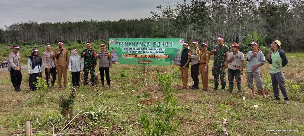 Polsek, Polres, Babinsa, dan Aparatur Kepemerintahan Desa Mangkalawat Gelar Aksi Penghijauan