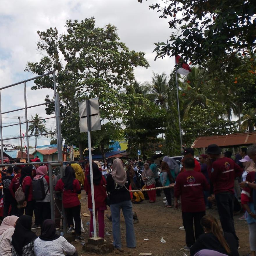 Pemdes dan Anggota PKK Desa Mangkalawat ikut memeriahkan lomba tarik tambang dan memasak