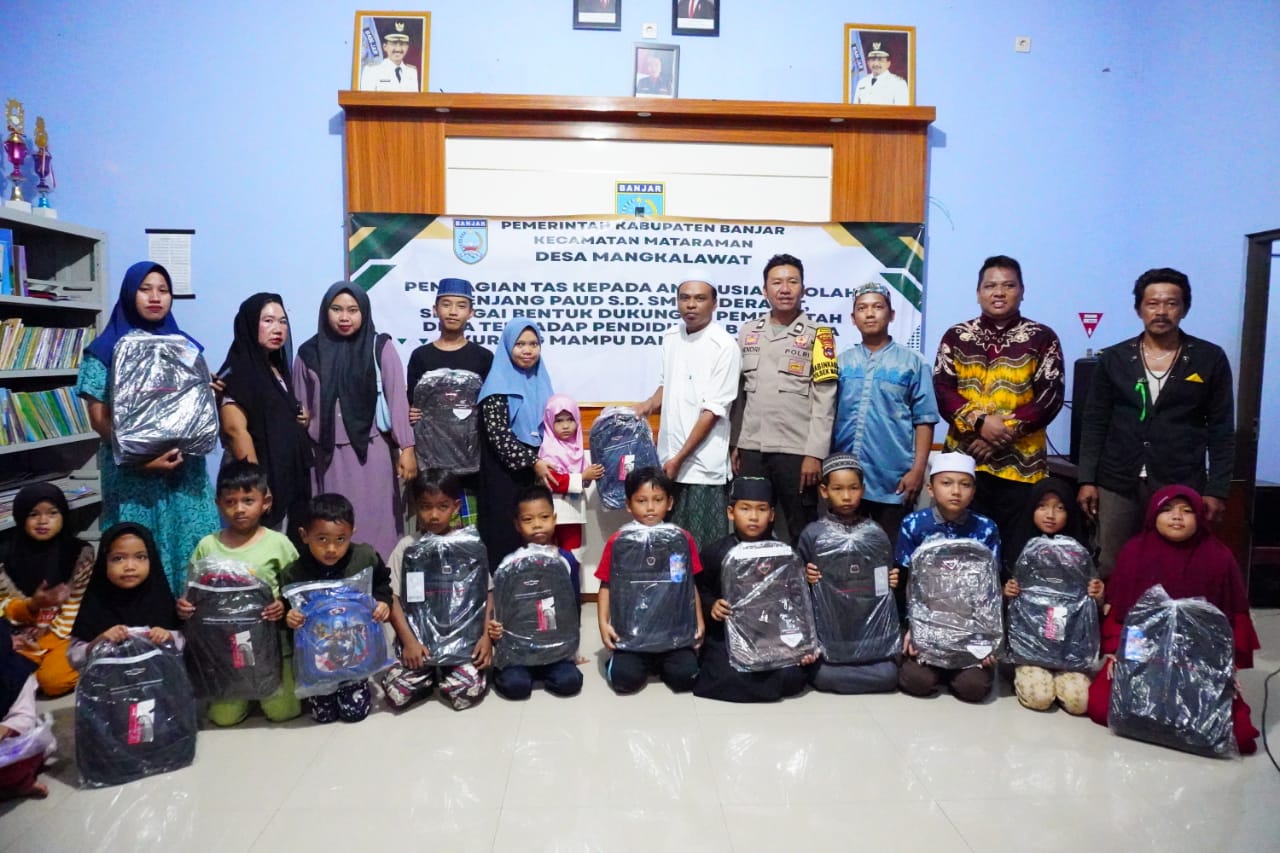 Pemerintah Desa Mangkalawat Bagikan tas untuk anak-anak yang bersekolah dari Paud,SD,SMP sampai SMA