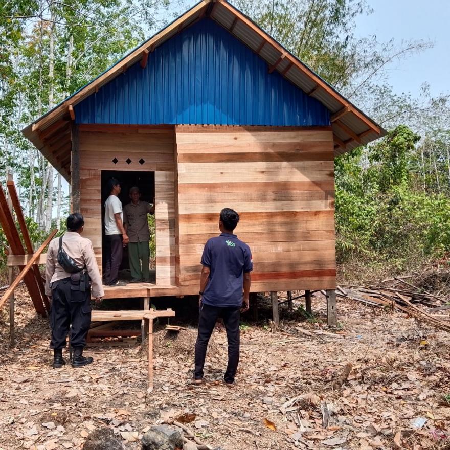 Bantuan dari Dinas dalam Program RTLH (Rumah Tidak Layak Huni) kepada Warga Desa Mangkalawat 
