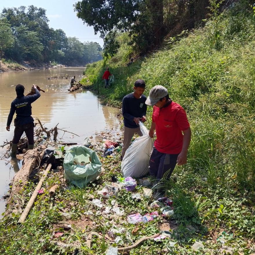 Kegiatan Jumat Bersih: Gotong Royong Pembersihan Bantaran Sungai Desa Mangkalawat